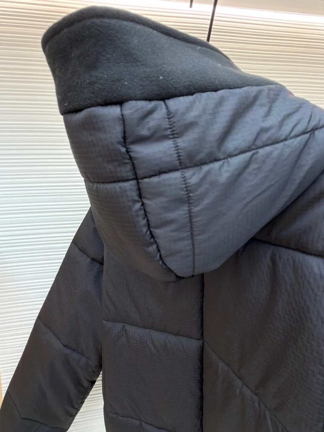 LOUIS VUITTON tear-resistant quilted hooded jacket ●Item number: 1681321-C65 ●Fabric: polyester fiber fabric ●Technology: Printing ●Color: black ●Version: Fitted version ●Weight: about 670 grams ●Size: 36-38-40 ●Description: This style adopts a neat straight cut, which hides the lean body and allows free movement. The hood is equipped with a drawstring, which is windproof and practical. The inner lining is decorated with the brand's unique print, highlighting its unique personality in every detail, creating a dual charm both inside and outside. This style of clothing focuses on functional fabrics. The main fabric is made of 100% nylon, giving it excellent wear resistance and strength; the lining is 100% polyester, which brings a smooth touch and improves breathability and moisture removal. Made of polyester and cotton blend in some areas, it balances comfort and durability. In addition, the specially added polyvinyl chloride coating can effectively enhance the water and wind resistance of the product, making it highly practical. The overall wiring is straight and delicate, the fabric is comfortable and soft, and the color is consistent without color difference. It can be matched with the same style to create a fashionable look and control various occasions. Customized accessories, complete with three standards, same style for men and women!